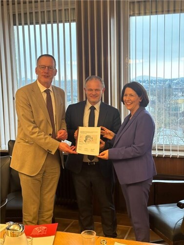 Übergabe der Machbarkeitsstudie zur Entwicklung des Gewerbegebietes Friedrichshof durch die Staatsminister Daniela Schmitt und Michael Ebling im Neuwieder Rathaus.  Foto: Martin Hahn
