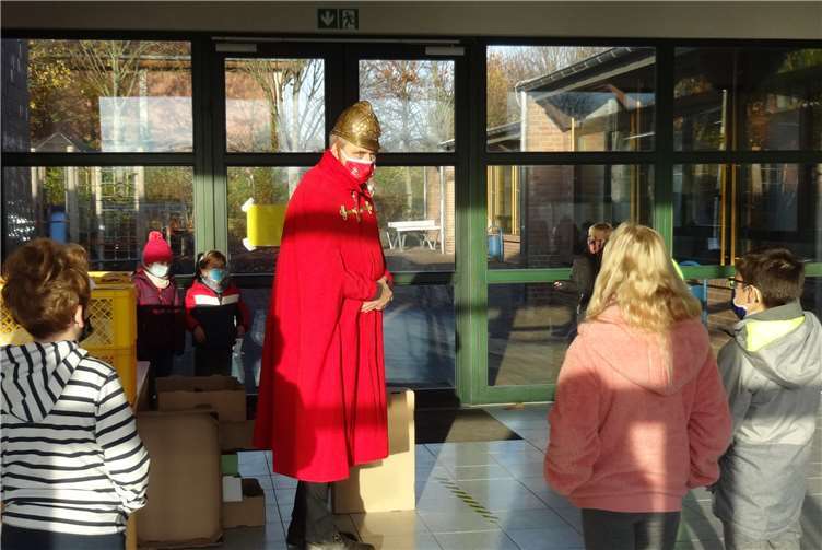 Übergabe der Martinswecken an der GS Ringen. Foto: privat