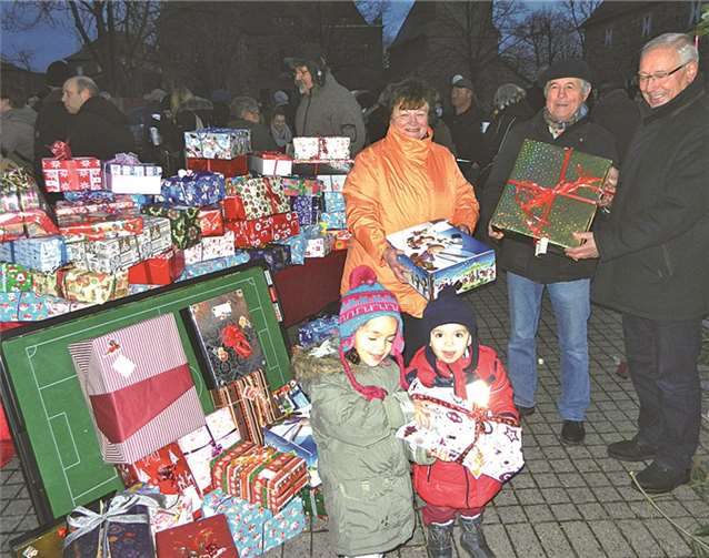 Übergabe der Odendorfer Weihnachtspäckchen an die Swisttaler Tafel; (v.l.) Elisabeth Kümpel, Jürgen Hein, Michael Gadow. privat