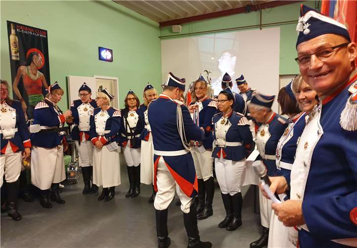 Übergabe der Orden an die Regimentsdamen.