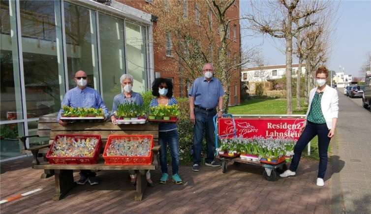 Übergabe der Ostergrüße durch den Förderverein an Pro Seniore. V.re. Angela Weber vom Haus und vom Förderverein, Axel Happe, Mathilde Pallischeck, Sabine Bereit und Manfred Pallischeck.Foto: privat
