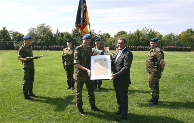 Übergabe der Patenschaftsurkunde von Landrat Achim Schwickert (re.) an den Kommandeur Sanitätsregiment 2, Oberstarzt Dr. Sven Funke.Bundeswehr/Oberstabsgefreiter Steven Preuß
