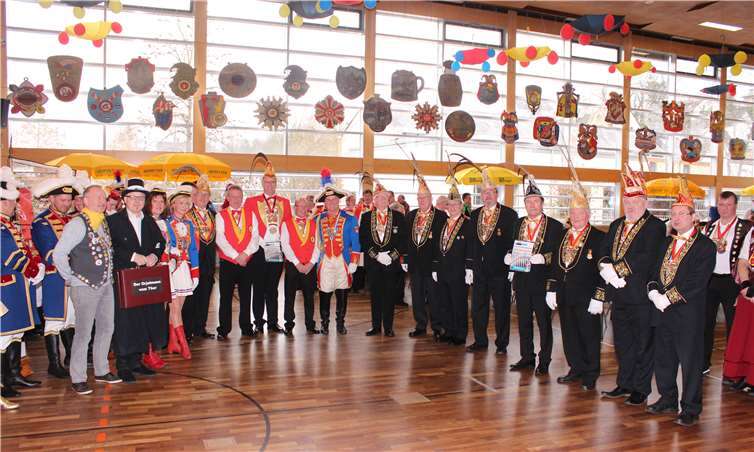 Übergabe der Patenschaftsurkunden an die Ex-Prinzen und die Ka. und Ki. am Gesindefrühschoppen. F. Ackermann