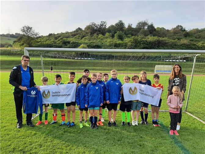 Übergabe der Regenjacken durch Sandra Adams an die E-1 des TuWi Adenau. Foto: Bernd Böder