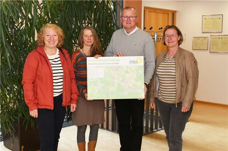 Übergabe der Routen für ein interkommunales Radwegenetz: Jutta Pürling (GRÜNE VG Altenahr), Cordula Clausen (GRÜNE Grafschaft), Achim Juchem (Bürgermeister Grafschaft) und Jutta Dietz (GRÜNE VG Brohltal). Foto: Bündnis 90/DIE GRÜNEN OV Grafschaft