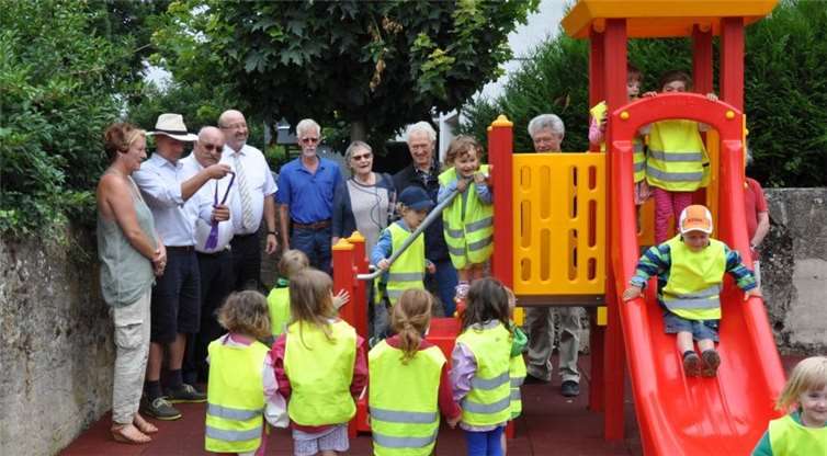Übergabe der Rutsche für die Kinder der Remagener Kindergärten.privat