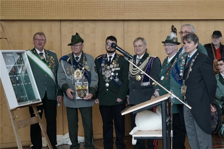 Übergabe der Sammlung der Festabzeichen an die EGS