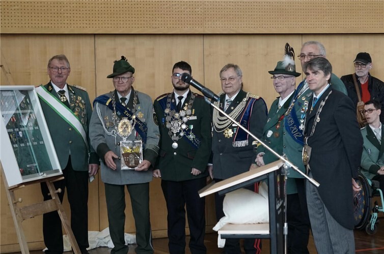 Übergabe der Sammlung der Festabzeichen an die EGS.
