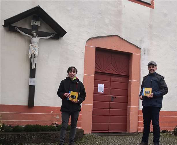 Übergabe der Scheinwerfer, links: Lichtkünstler Rafael Butlies, rechts: Lüftelberger Ortsvorsteher Daniel Südhof.Foto: privat
