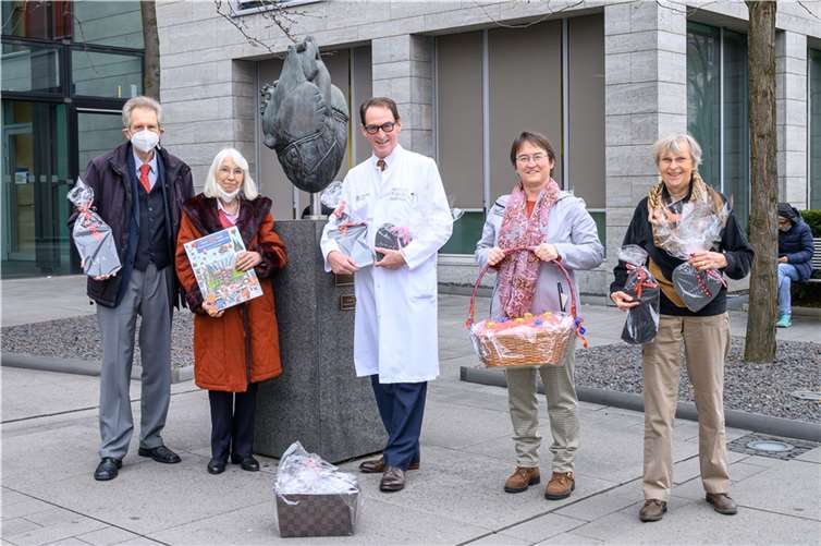 Übergabe der Schieferengel und -herzen vor dem Herzzentrum der Universitätsklinik Köln (v.l.): Marino und Elke Engels, Prof. Dr. Konrad Brockmeier (Leiter der Poliklinik und Klinik für Kinderkardiologie der Universitätsklinik Köln), Evelyn Heikamp und Dipl.-Psych. Prof. Dr. Elisabeth Sticker (beide Vorstand Elterninitiative herzkranker Kinder, Köln e.VFoto: Michael Wodak / MFK (Medizinische Fakultät der Universität zu Köln)