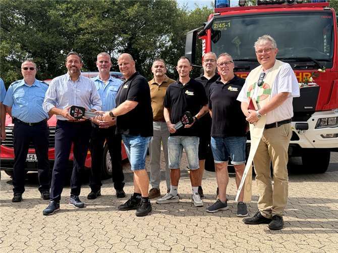 Übergabe der Schlüssel an die Einheitsführer ( v.l.n.r.: Bernd Mathias, Christian Greiner, Markus Schenkel, Oliver Becker, Stefan Kneib, Christian Klaus, Holger Neumann, Frank Müller, Pfarrer Alexander Kurp). Fotos: Feuerwehr Miesenheim