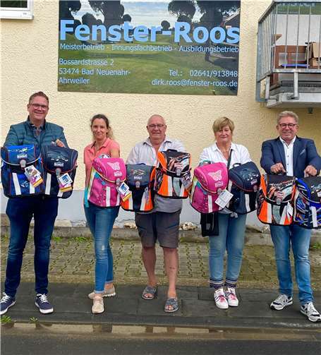 Übergabe der Schulranzen bei der Ausgabestelle (Firma Fenster Roos), vor Ort in Bad-Neuenahr-Ahrweiler: v.l. Jürgen Zimmermann (Lions Club Troisdorf), Christine Leifeld, Rainer Schneck (Koordination & Ausgabe), Ulrike Thönniges (Vorstand/Tatort - Straßen der Welt e.V.) und Lions Club Troisdorf Präsident Helmut Meis. Foto: Lions Club Troisdorf