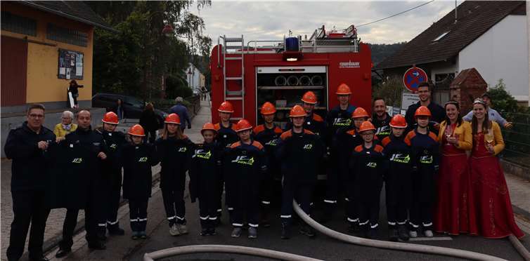 Übergabe der Shirts an die Jugendfeuerwehr. Fotos: Förderverein Feuerwehr Dieblich e.V.