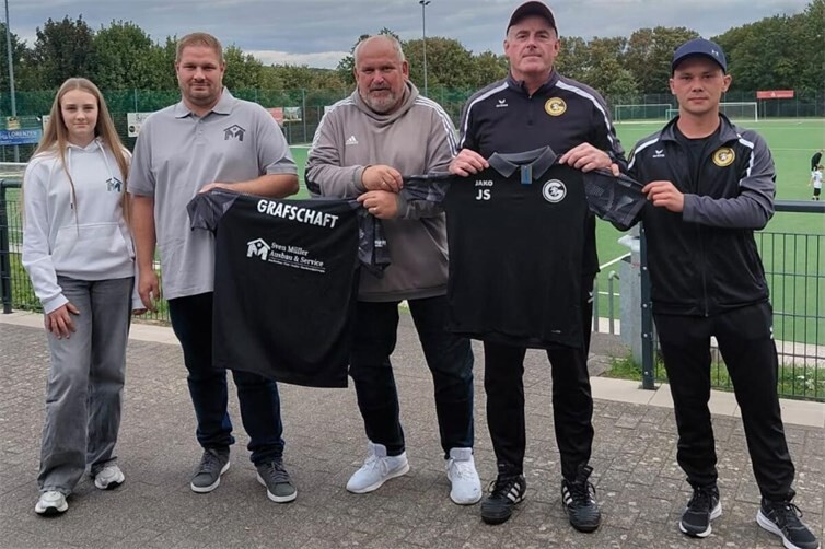 Übergabe der Shirts an die Trainer der C2