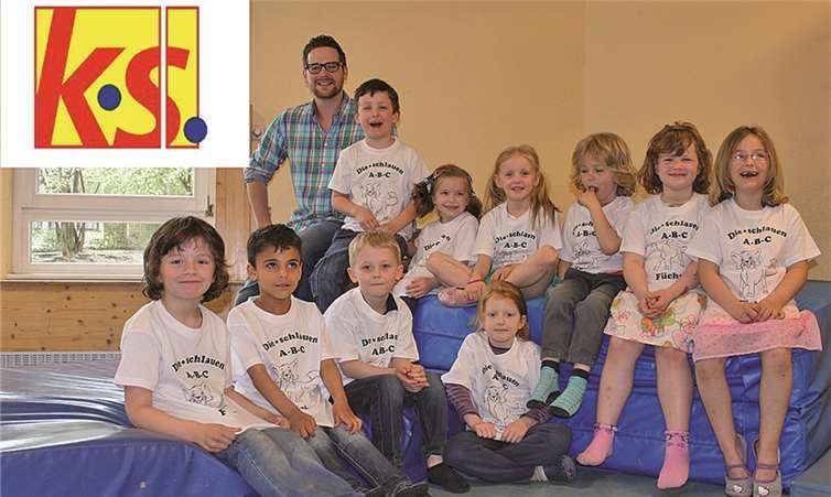 Übergabe der Shirts durch D. Süßmayer. privat