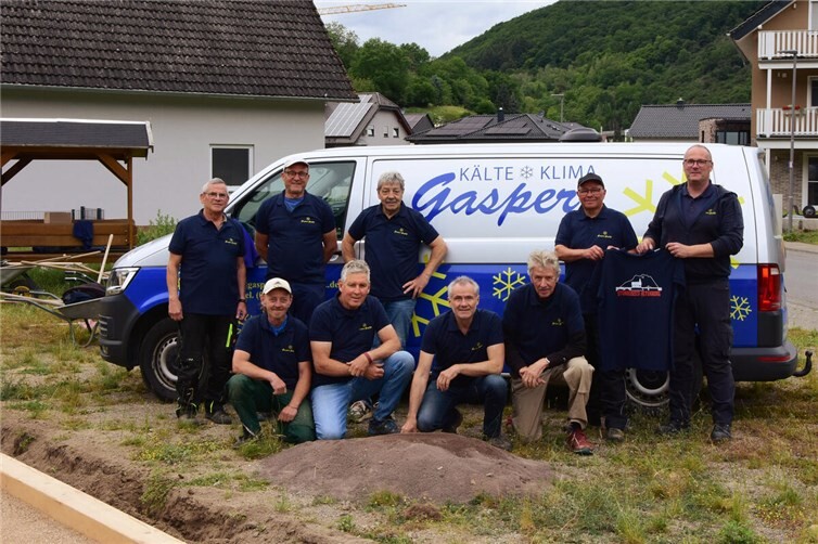 Übergabe der Shirts durch Thorsten Gasper 