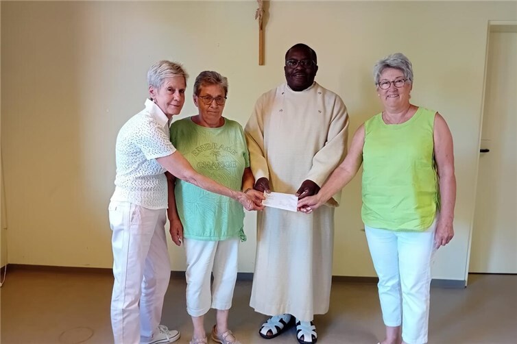 Übergabe der Spende an Pater Magnus Ifedikwa