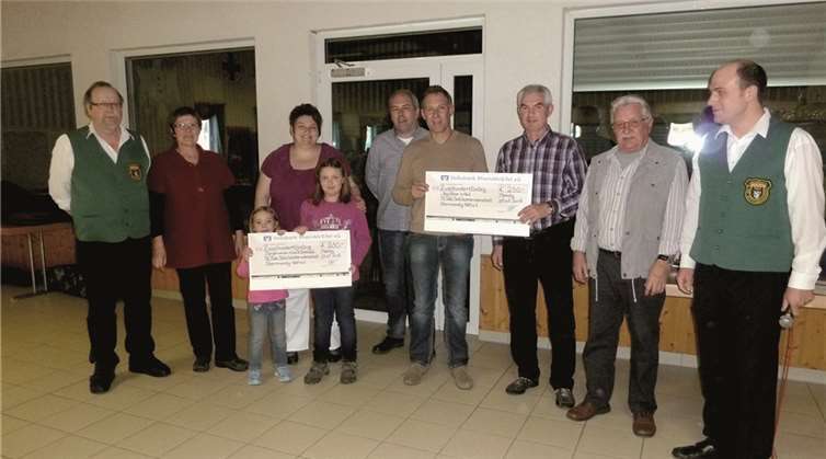 Übergabe der Spende an Sandra Reutelsterz vom Förderverein St. Genovefa und Michael Hamann/Florin Stoll von Nachbarn in Not. privat
