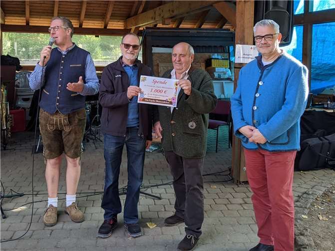 Übergabe der Spende an den Ortsbürgermeister; v.l.n.r.: 1. Beigeordneter Udo Breuer, Bernd Walbrück, Ortsbürgermeister Ewald Neiß, Holger Walbrück. Foto: privat