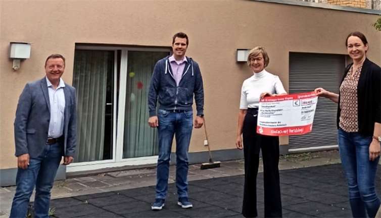 Übergabe der Spende an die KiTa Maria-Himmelfahrt. Von links: Musikdirektor Bertram Kleis, Michael Haas (Vorsitzender des Fördervereins der KiTa), Hildegard Zschiesche (Leiterin der KiTa) und Ruth Mertes (Vorstandsmitglied Stadtorchester Andernach).Foto: Stadtorchester Andernach 1968 e.V.