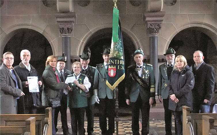 Übergabe der Spende durch Marie-Luise Block an Pia Zeyen. privat