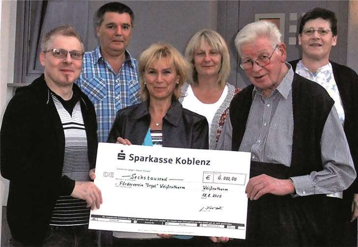 Übergabe der Spende durch Pastor Georg Frorath (2.v.r.) und Gisela Höfer an den Vorstand des Orgelfördervereins. M. Zeyen