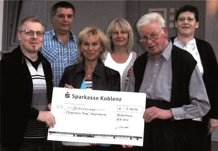 Übergabe der Spende durch Pastor Georg Frorath und Gisela Höfer an den Vorstand des Orgelfördervereins.M.Zeyen