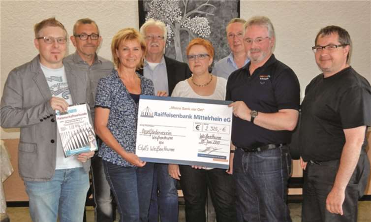 Übergabe der Spende durch den Vorstand der GWG, im Gegenzug erhält die GWG die Patenschaftsurkunde, auf der die sieben „G’s“ vermerkt sind. privat