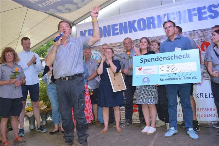 Übergabe der Spende vom KKK an den Vorstand des Förderkreises für krebskranke Kinder und Jugendliche e.V. Bonn.  Fotos: AB