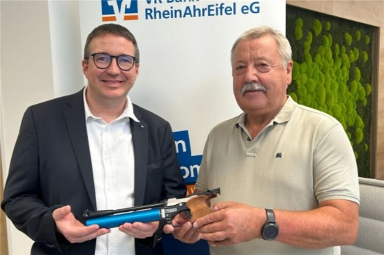 Übergabe der Spende von Benjamin Christen (Filialleitung Volksbank Linz) an Uwe Prassel (1. Brudermeister der Linzer Schützen)