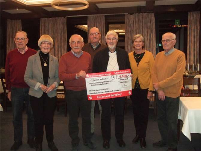 Übergabe der Spende von Herrn Heinz Hörnig (3.v.l) an Herrn Bernhard Ickenroth (5.v.l). Foto: privat