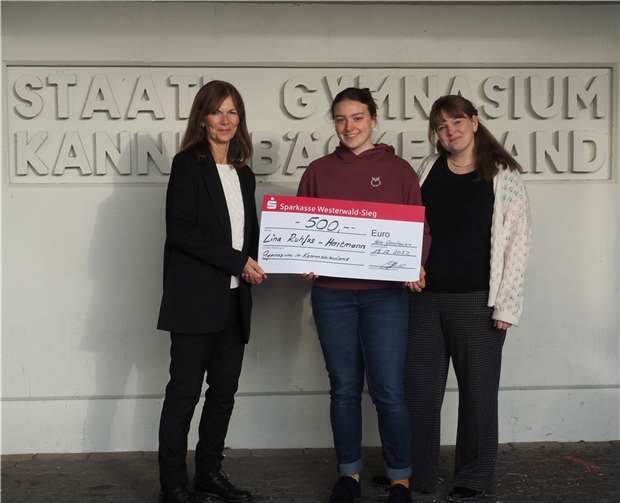 Übergabe der Spende von Sibylle Hölzemann-Gösel (1.v.l.) an Lina Ruhfus-Hartmann (Mitte).  Foto: privat