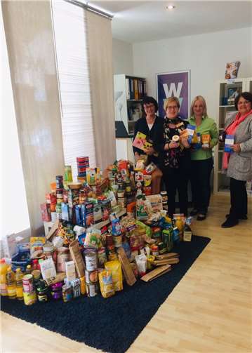 Übergabe der Spende von WW-Coach Ingrid Rhomberg (2.v.li.) und Treffenvertretung Petra Wohlleben und Daniela Stoffels an Frau Deimling-Isack (re.) vom Diakonischen Werk Westerwald. Foto: privat