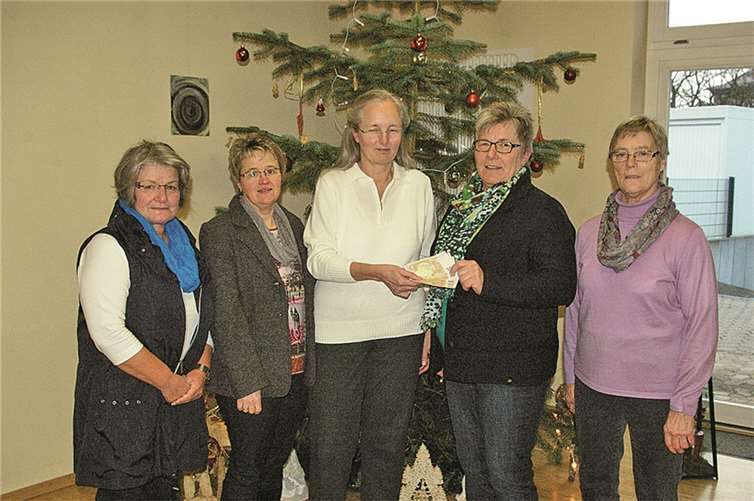 Übergabe der Spenden an Frau Dr. Niermann, die das Geld weiterleiten wird. privat