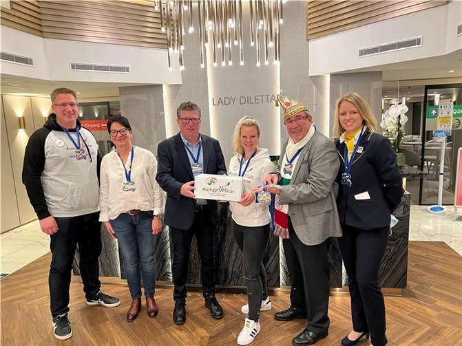 Übergabe der Spendenbox. Foto: privat