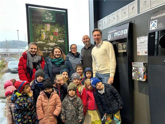 Übergabe der Spendenbox in der ALDI SÜD Filiale in Unkel, Am Hohen Weg 26. V.l.n.r.: Laura Wagner, Claudia Gries, Stephanie Finken, Patrick Davidson (Filialleiter ALDI), Frank Mörs (Regionalverkaufsleiter ALDI), Kinder des Kindergartens der Stadt Unkel.  Foto: privat