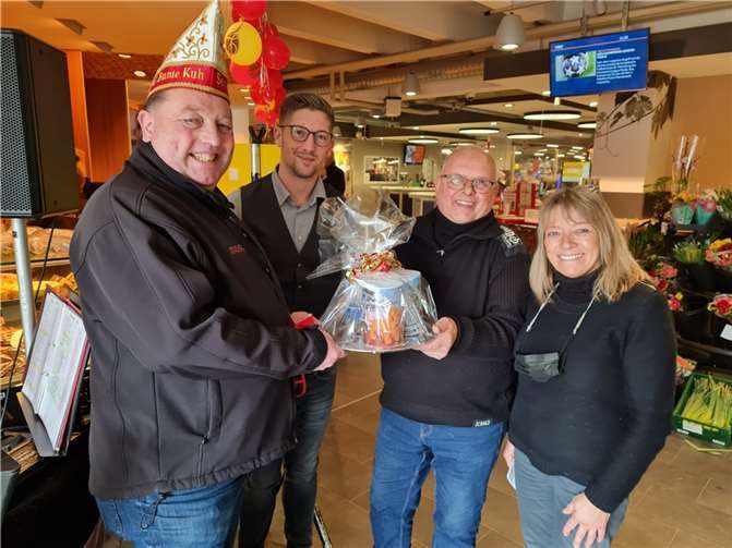 Übergabe der Spendendose bei EDEKA Rudolphi.  Foto: privat