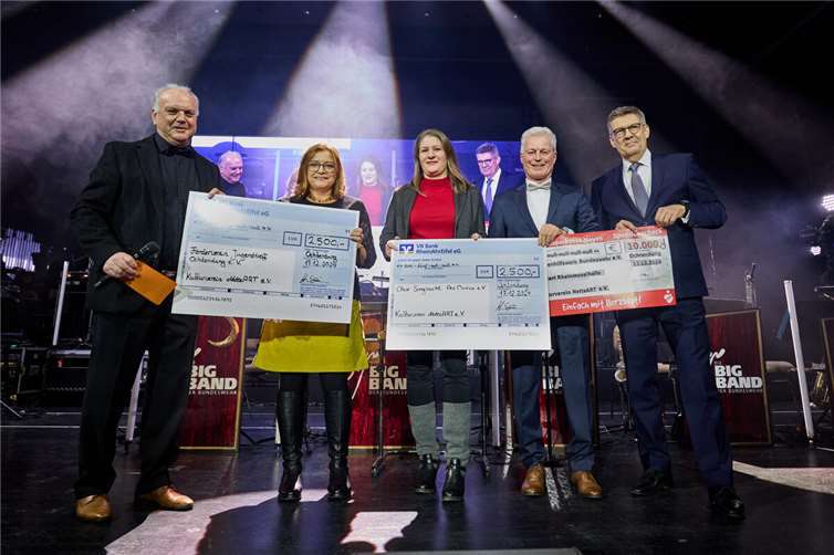 Übergabe der Spendenschecks vor Beginn des Konzerts: v.l.n.r. Hubert Schmitt, Vorsitzender Kulturverein NetteART Ochtendung e.V.,Renate Hollmann, Vorsitzende Förderverein JuZ Ochtendung e.V., Heike Thurm, Sprecherin Chor ‚Singsucht‘, Ars Musica Ochtendung e.V., Hans-Georg Hammes, Projektverantwortlicher, Kulturverein NetteArt Ochtendung e.V., Dr. Norbert Weller, stellv. Vorsitzender Soldatenhilfswerk der BundeswehrFoto: Jannik Hammes Fotografie