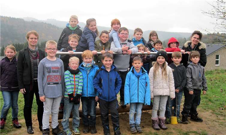 Übergabe der Spielgeräte: Schulleiterin Ruth Hilger (links), die Vorsitzende des Fördervereins Alexandra Jünger-Leif (rechts) und Julia Heinrichs (hinten rechts) mit Schülern der Grundschule Antweiler. privat