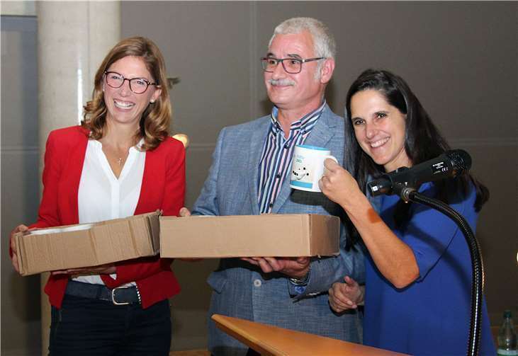 Übergabe der Tassen als Dankeschön für die Intensivstation, von links nach rechts: Frau Bätzing-Lichtenthäler, Dr. Johannes Rasbach, Dr. Ana Paula Barreiros.