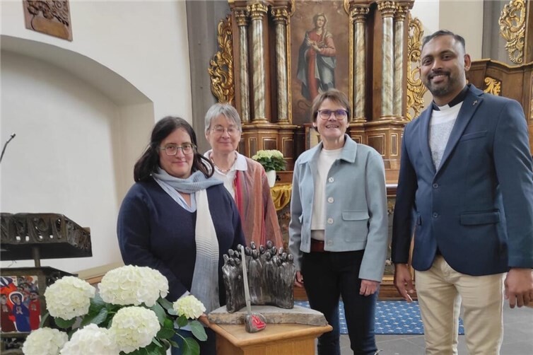 Übergabe der Tonskulptur