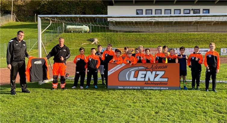 Übergabe der Trainingsanzüge durch Daniel Lenz an die E-1 des TuWi Adenau.Foto: privat