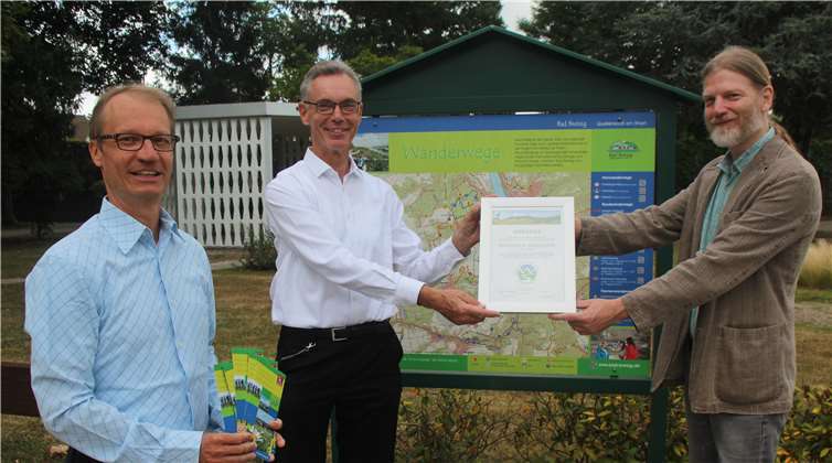 Übergabe der Urkunde am Ausgangspunkt: Michael Jarmuschewski,Bürgermeister Udo Heuser und Tourist Informations-Leiter Holger Klemm (v.r.).Fotos: KMI