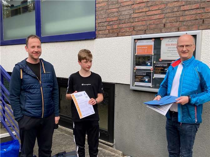 Übergabe der Urkunde durch den 2. Vorsitzenden, der neben dem Tauchlehrer mitgewirkt hatte. Foto: privat