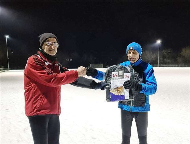 Übergabe der Urkunde mit Sonderpreis für den 2. Platz bei der WLS-2021/22 in Bell an Robert Gotto, anlässlich des Lauftrainings im Stadion Kaisersesch.Foto: privat