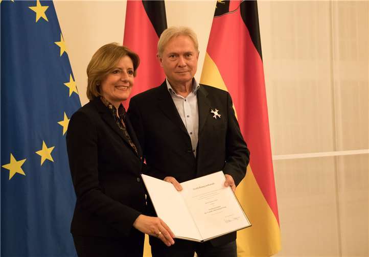 Übergabe der Urkunde zum Verdienstorden Rheinland-Pfalz.Foto: Tim Schönborn (ISSO)
