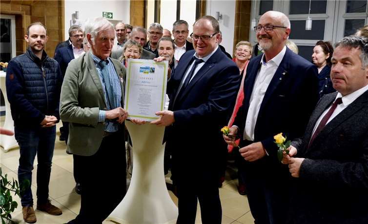 Übergabe der Urkunde zur Fairtrade-Gemeinde an die Verbandsgemeinde Adenau. Foto: VG Adenau