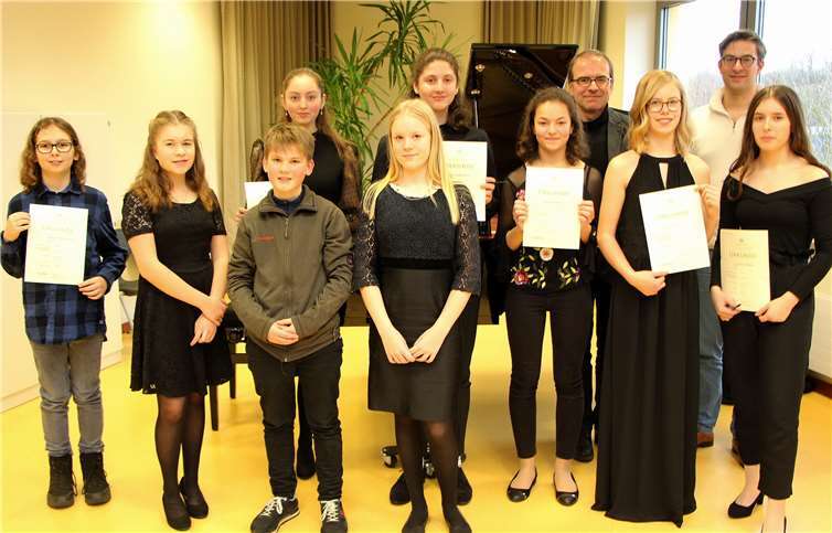 Übergabe der Urkunden für Klavier solo.Foto: Melchiori