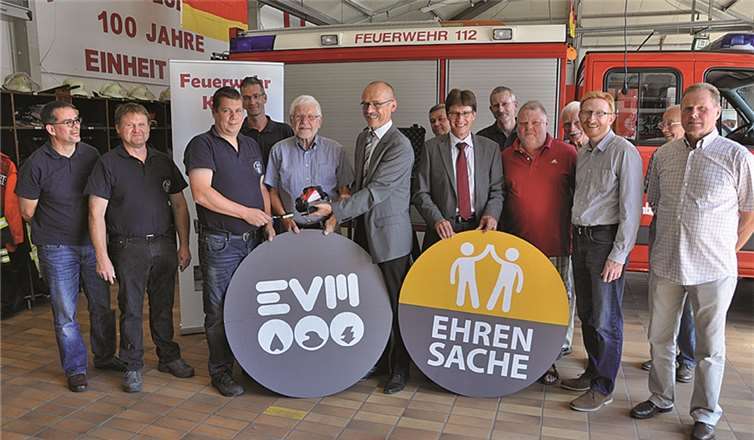 Übergabe der Wärmebildkamera im Kripper Feuerwehrhaus. AB