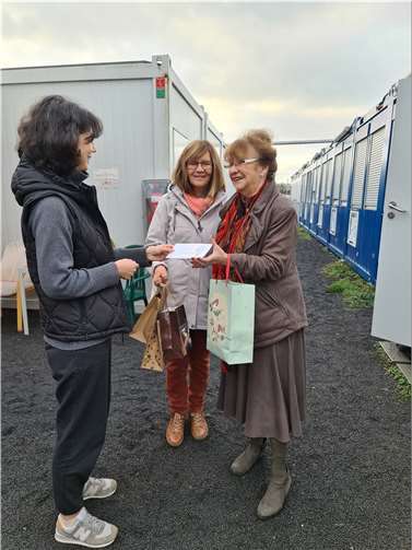 Übergabe der Weihnachtsgeschenke.